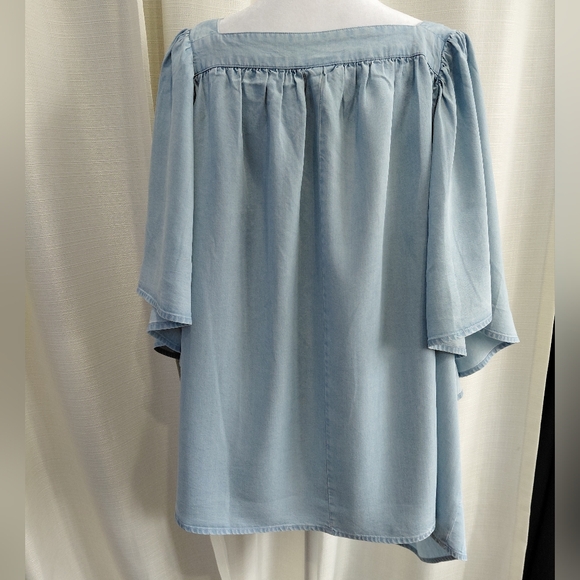 NWT St. John's Bay Apparel Blue Light Wash S/S Blouse - Picture 4 of 12